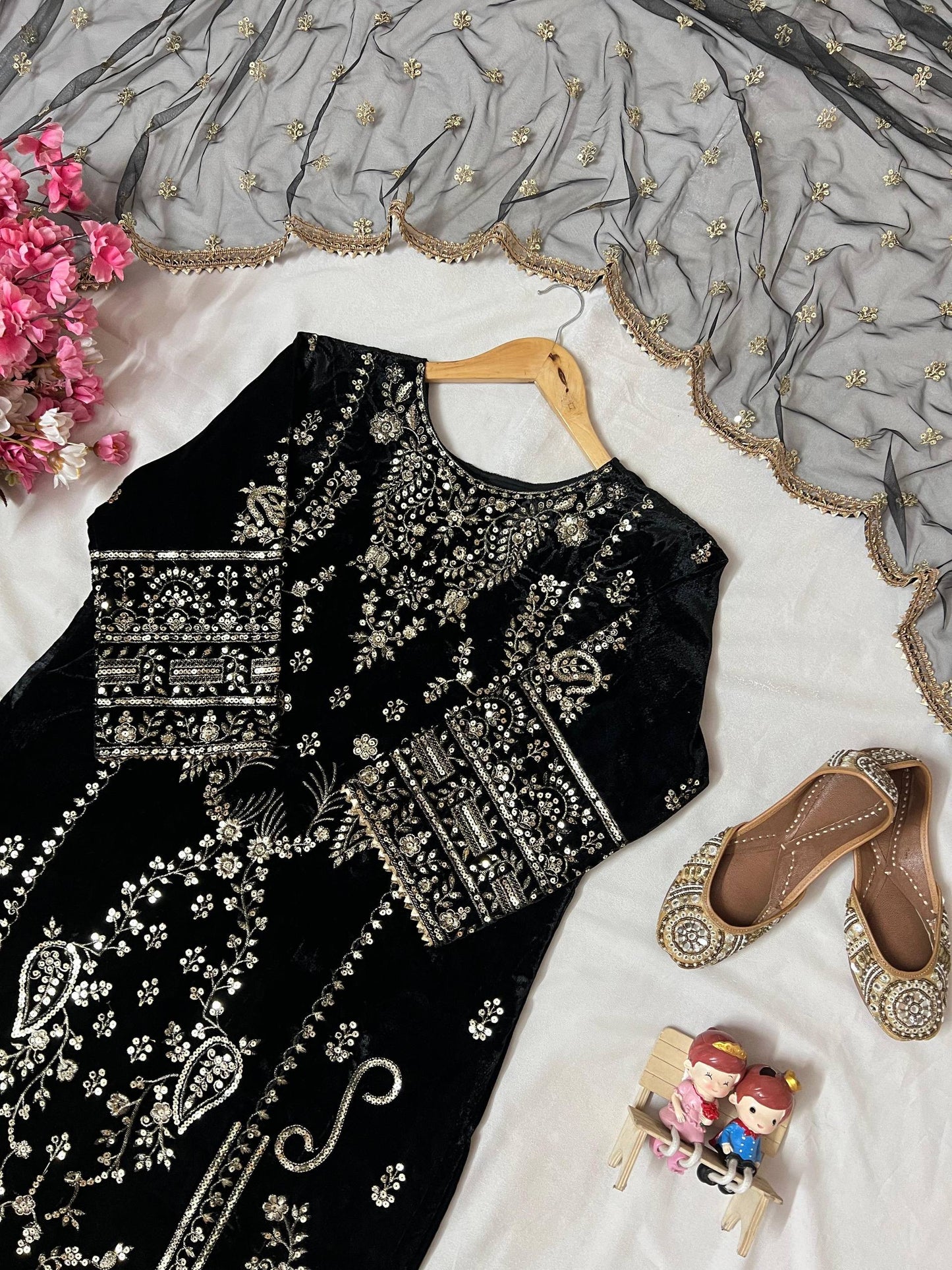 Lc 1389- black velvet suit with heavy embroidery work 😍
