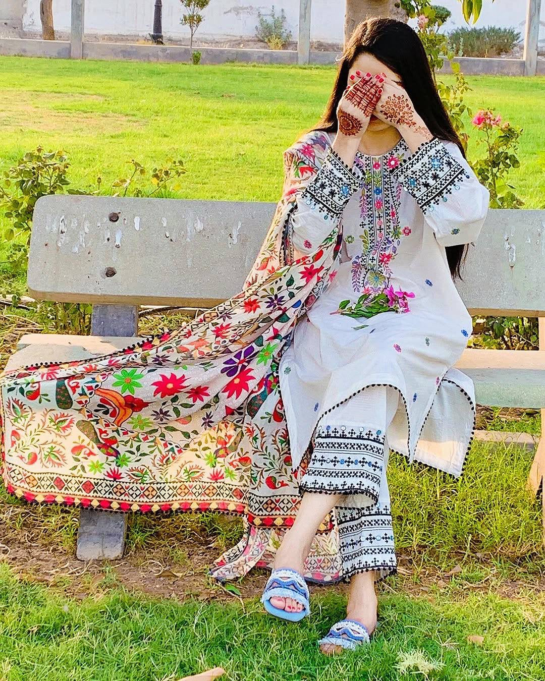 Muslin Cotton Kurti Pant Set with Thread Zari Embroidery - LC 1383