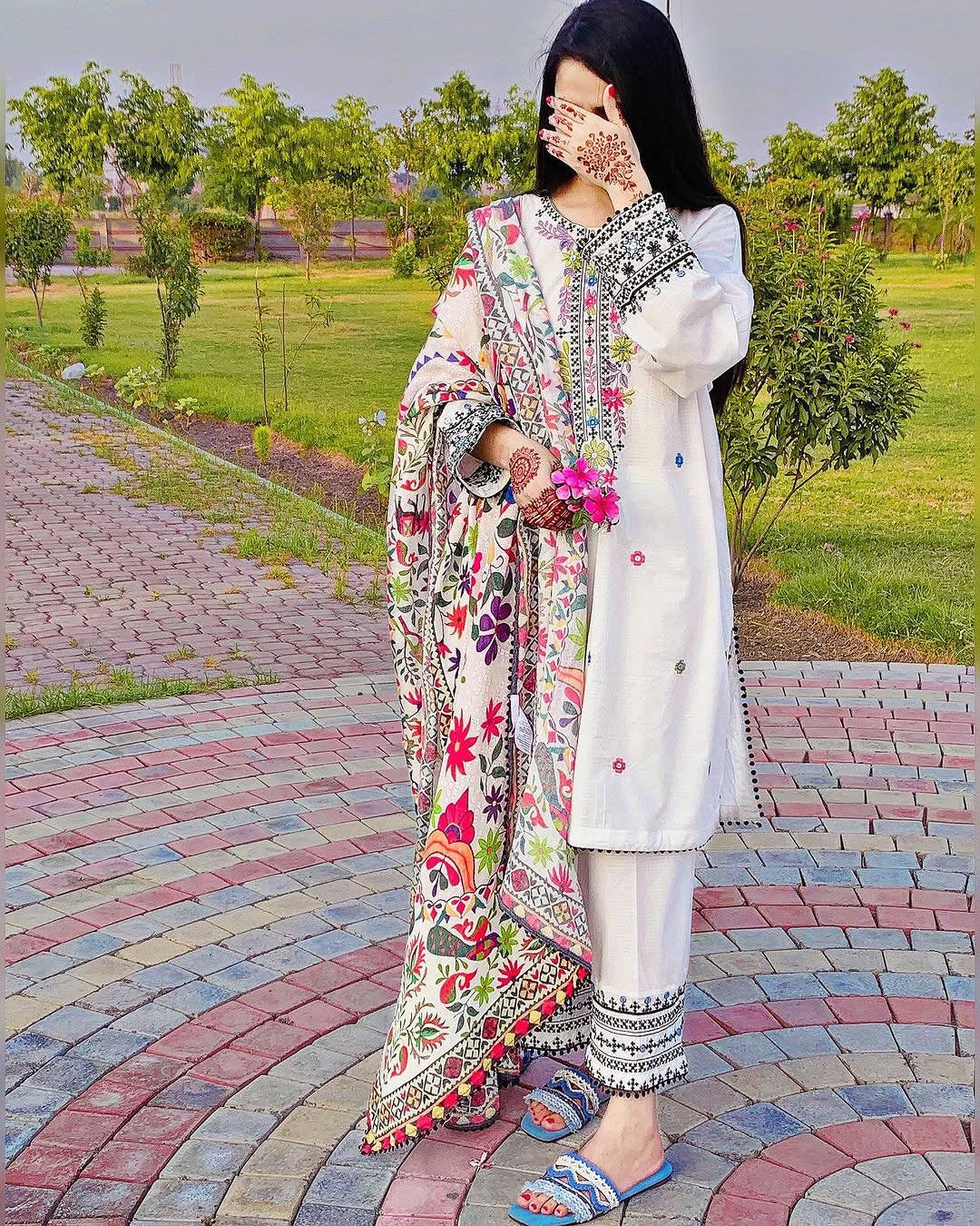 Muslin Cotton Kurti Pant Set with Thread Zari Embroidery - LC 1383