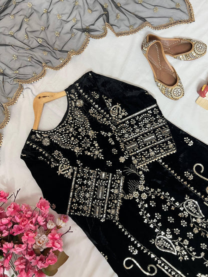 Lc 1389- black velvet suit with heavy embroidery work 😍
