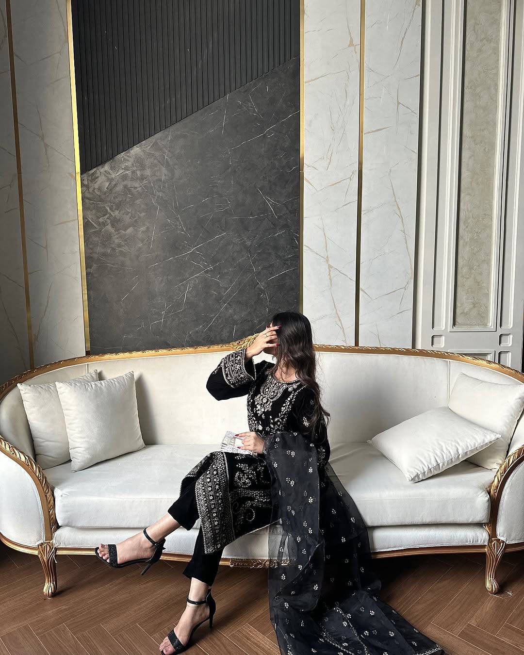 Lc 1389- black velvet suit with heavy embroidery work 😍