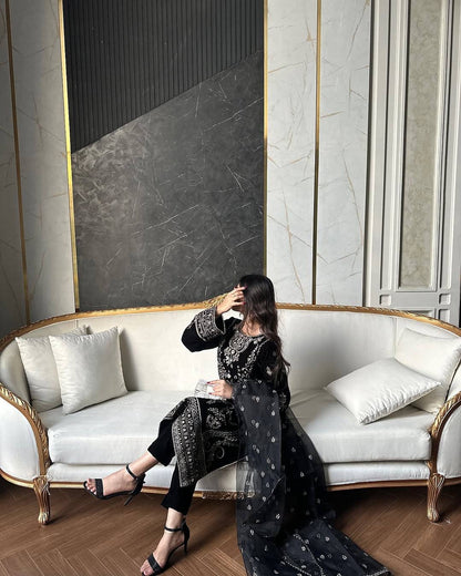 Lc 1389- black velvet suit with heavy embroidery work 😍