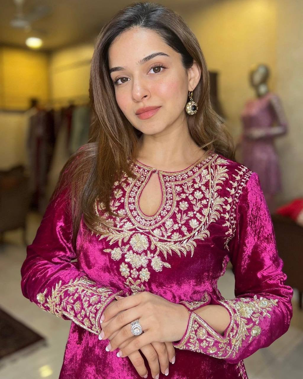 Lc 1146- beautiful rani pink velvet suit