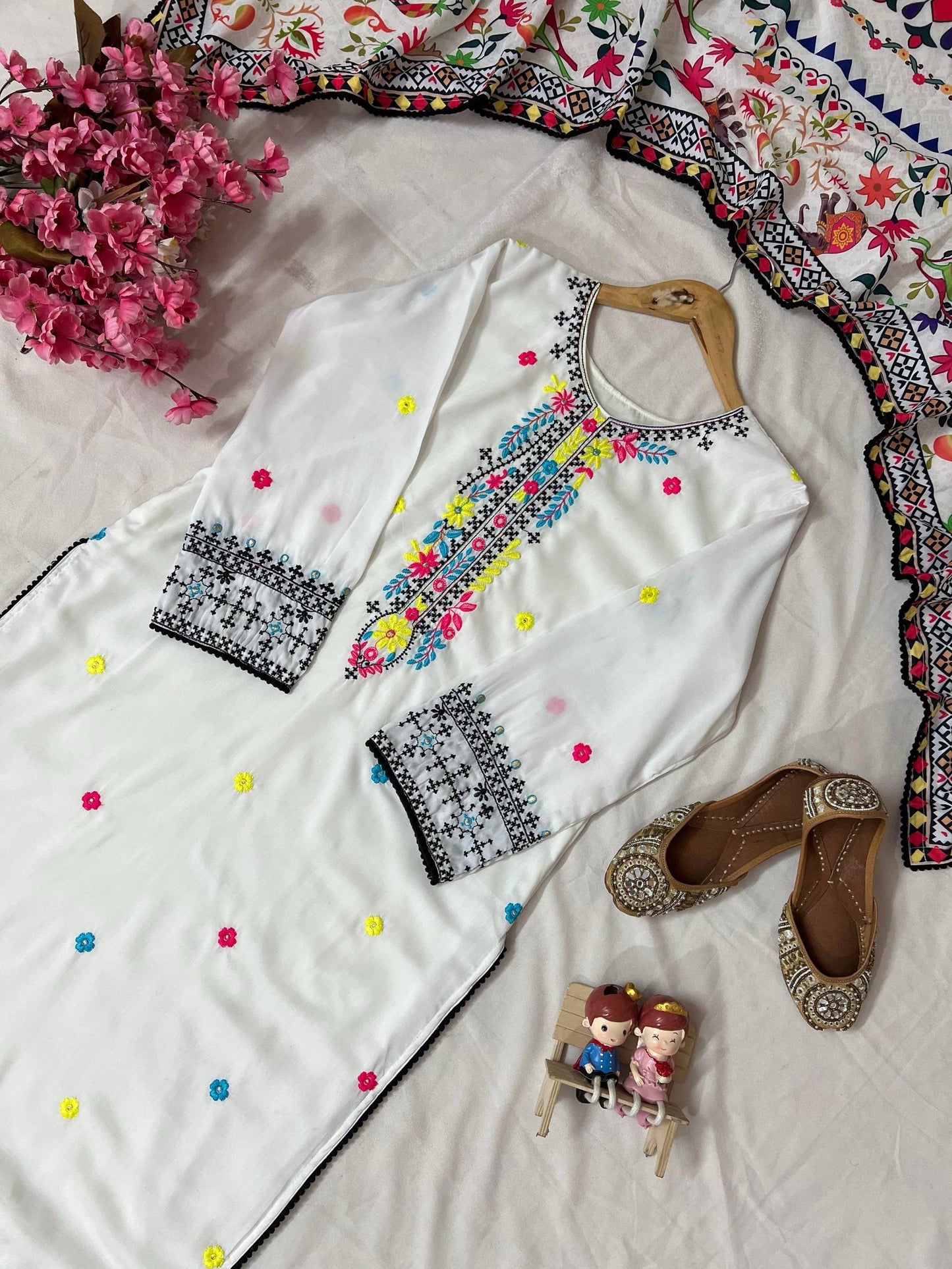 Muslin Cotton Kurti Pant Set with Thread Zari Embroidery - LC 1383