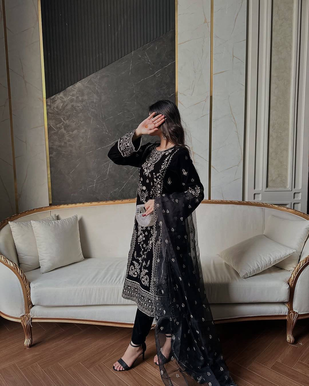 Lc 1389- black velvet suit with heavy embroidery work 😍