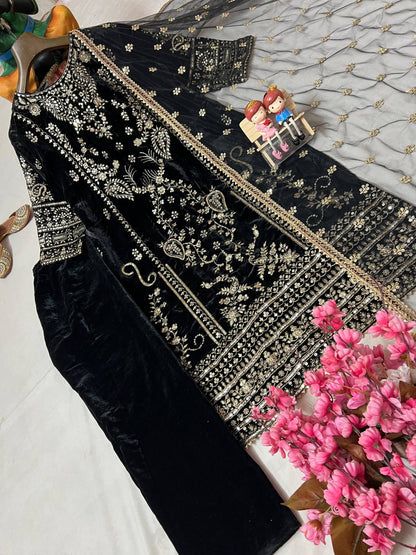 Lc 1389- black velvet suit with heavy embroidery work 😍
